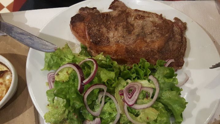 Pièce grillée, salade verte