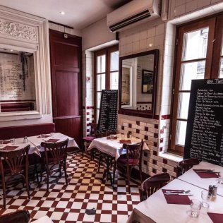 La salle du Cochon Volant, carrelage à damier