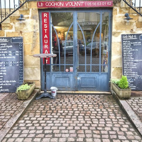 Devanture du Cochon Volant, porte bleue et ardoises — Bordeaux